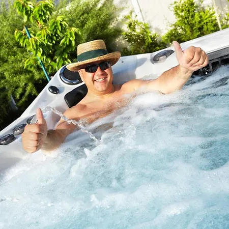 Coniston + Hot Tub @ Solway Village 营地 *